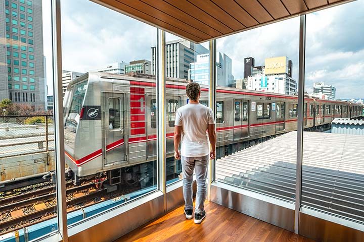 Looking upon a train from the viewing spot at Midosuji-Line’s Shin-Osaka Station