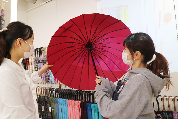 这把雨伞让人联想起适合搭配和服的番伞