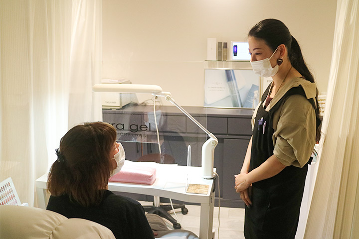 Nail booth with a plexiglass barrier in support of Covid prevention