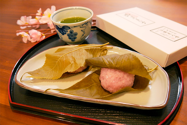 Sakuramochi, popular spring wagashi at Tsuruyahachiman