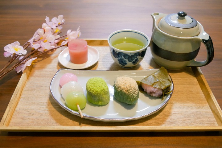 Spring wagashi line-up at Osome: Tricolor dango, Uguisu, Amigawa, Sakuramochi