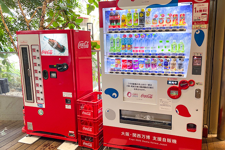 コカ・コーラビンの自販機とEXPO2025デザインの自販機