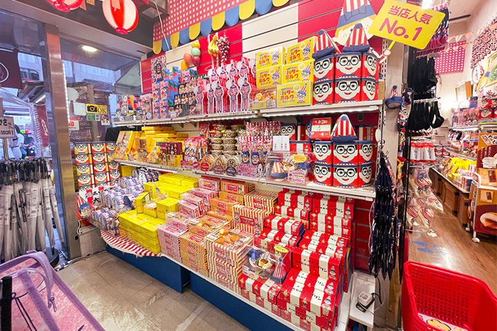 山積みにされている「くいだおれ太郎」モチーフの菓子土産