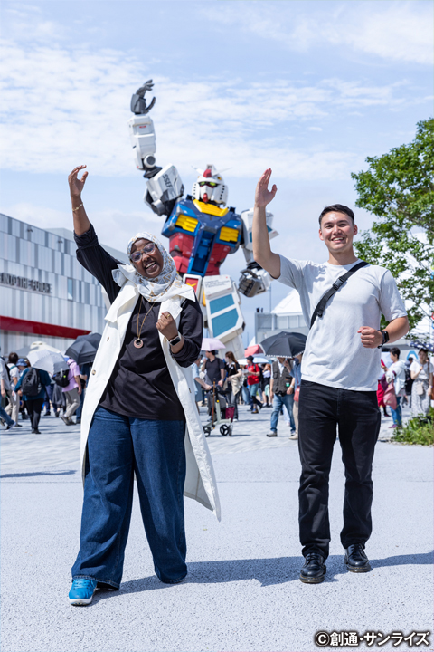 與「GUNDAM NEXT FUTURE PAVILION」等身大鋼彈合影留念