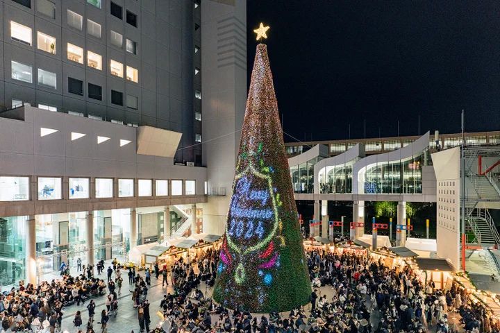 スカイビル前に登場するLEDマッピングツリー