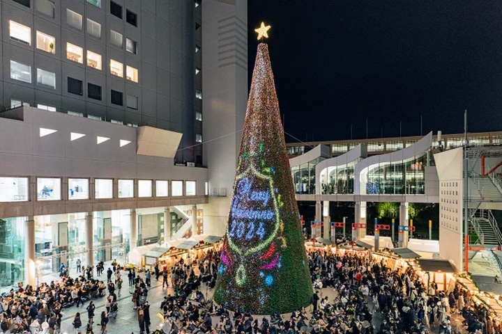 スカイビル前に登場するLEDマッピングツリー