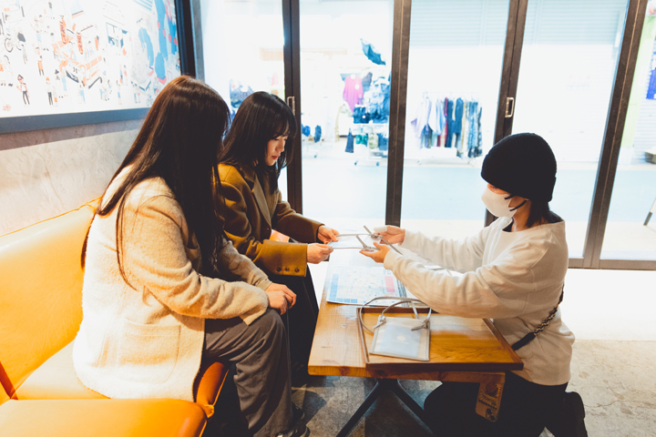 「セカイホテル大阪布施　フロント」でチェックイン