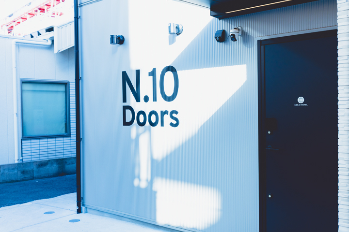セカイホテル大阪布施「No.10 DOORS」外観