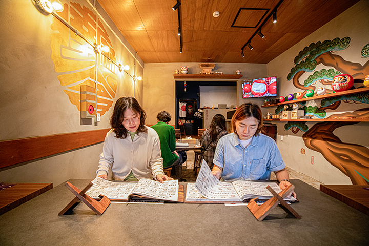 繪製達摩設計草稿的情景