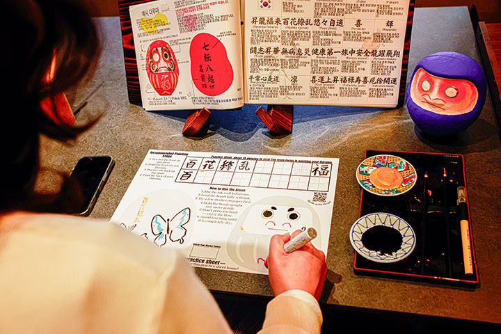 繪製達摩設計草稿的情景