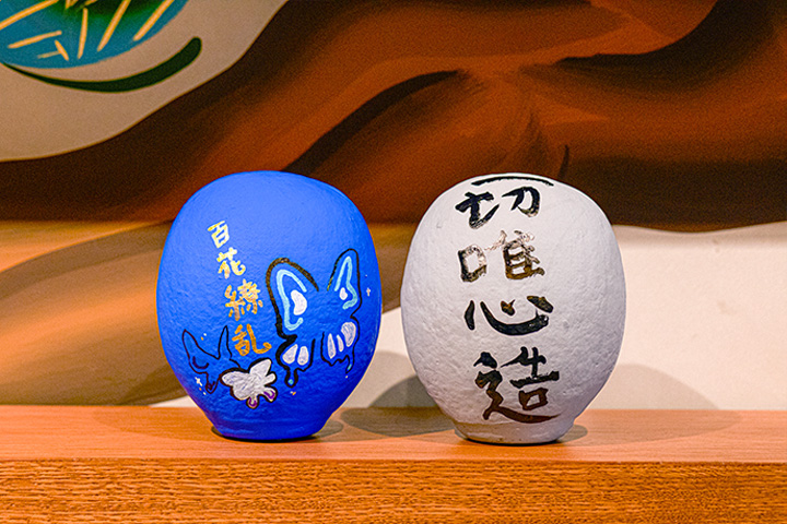 帶有「一切唯心造」和「百花繚亂」文字的原創達摩