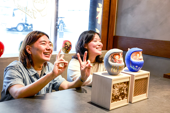 拿著完成的達摩笑容滿面的Dowoo和Yeonwoo