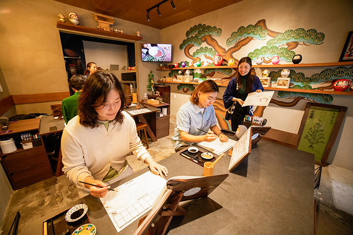 繪製達摩設計稿的情景