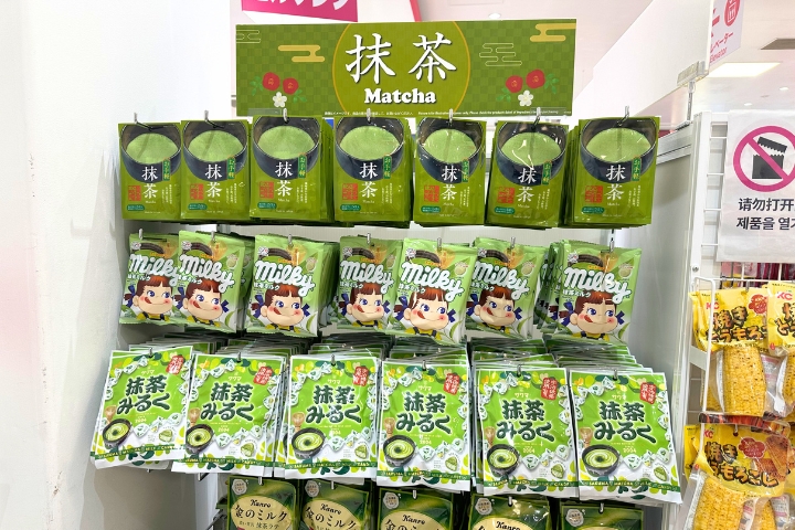 Matcha-flavored snacks at DAISO Shinsaibashi
